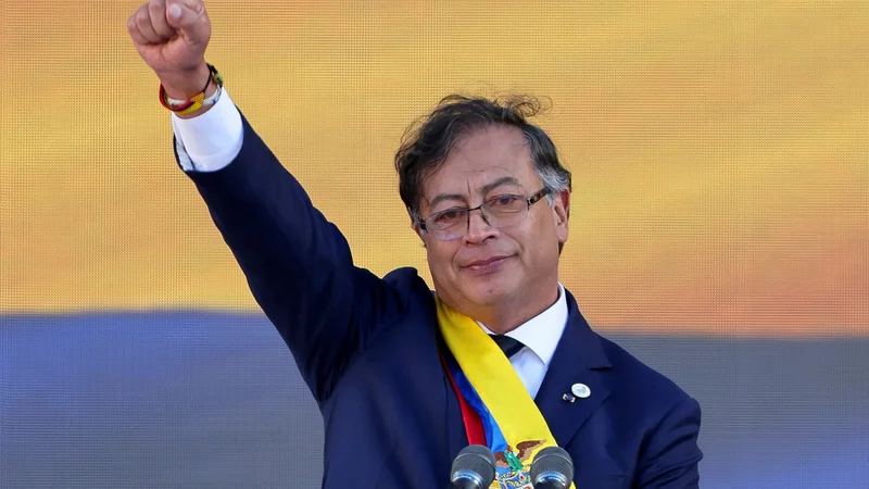 Fotografija: Novi kolumbijski predsednik Gustavo Petro je med prisego na Trgu Bolivar Bogoti v zrak dvignil stisnjeno pest. FOTO: Luisa Gonzalez/Reuters