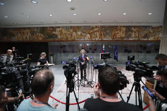 Raziskava je pokazala, da v Sloveniji ni novinarja ali politika, ki ne bi imel vsaj enega prijatelja ali dobrega znanca iz druge elitne skupine. FOTO: Leon Vidic/Delo
