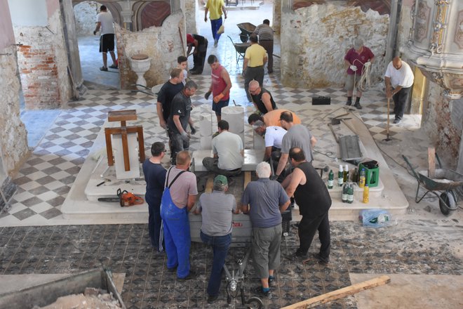 V cerkvi je bilo tudi do 60 ljudi, ki so pomagali pri obnovi. FOTO: arhiv župnije Šmarje pri Jelšah
