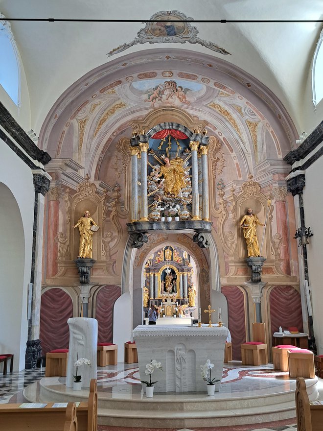Notranjost obnovljene cerkve. Za glavnim oltarjem je zvonica in nato še vzhodna kapela. FOTO: Špela Kuralt/Delo
