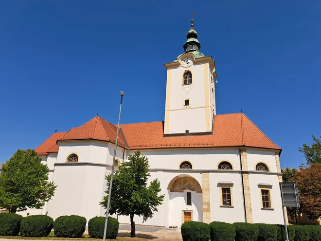 Novoodkrite poslikave v zvonici skupaj s poslikavo na južni steni cerkve Marije vnebovzete v Šmarju pri Jelšah skupaj s kapelicami križevega pota do cerkve sv. Roka tvorijo baročno prostorsko os. FOTO: Špela Kuralt/Delo