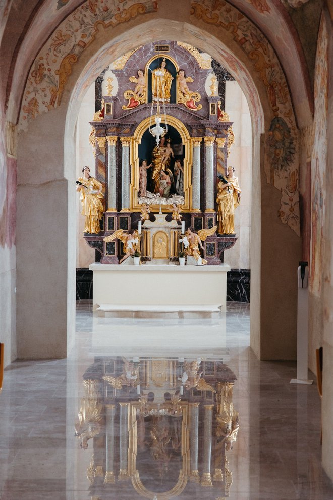 Pogled proti vzhodni kapeli skozi zvonico s štiristo let starimi freskami. FOTO: arhiv župnije Šmarje pri Jelšah
