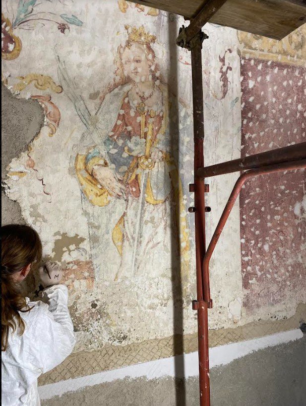 Restavratorki sta imeli ogromno dela. Pike, ki jih vidimo na tej še ne restavrirani freski, so nakljuvanine, ki so jih naredili, da se je omet, ki so ga nanesli na freske, bolje prijel. FOTO: arhiv župnije Šmarje pri Jelšah
