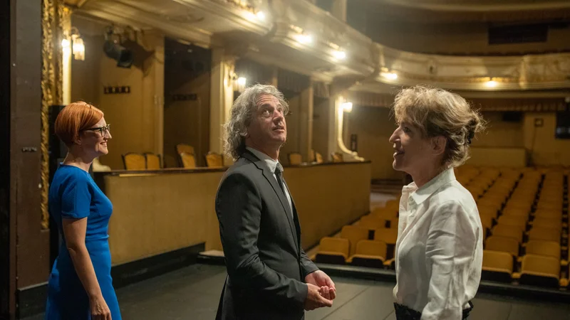 Fotografija: Predsednik vlade Robert Golob si je danes z ministrico za kulturo Asto Vrečko ogledal prostore SNG Drama Ljubljana. FOTO: Voranc Vogel/Delo
