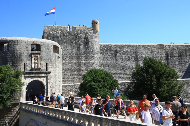 Kartico Dubrovnik so letos digitalizirali v Dubrovnik Pass ter obiskovalcem za ceno obiska obzidja ponudili še prost vstop v vse mestne muzeje. Foto Tomi Lombar
