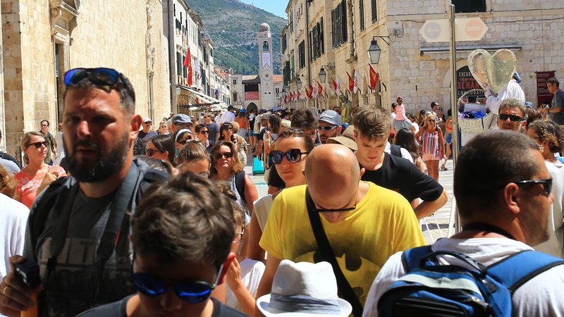 Fotografija: V Dubrovniku so se v teh dneh 90-odstotno približali turističnim podatkom iz leta 2019, najpogosteje je opaziti mlajše obiskovalce med 30 in 40 leti. Foto Tomi Lombar
