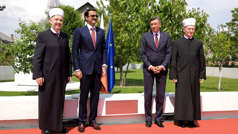 Fotografija: Predsednik Borut Pahor ob klopi prijateljstva s katarskim emirjem Al Tanijem (na fotografiji drugi z leve) ter muftijema Islamske skupnosti v Sloveniji, nekdanjim Nedžadom Grabusem (prvi z leve) in aktualnim Nevzetom Porićem (prvi z desne). FOTO: Daniel Novakovič/STA
