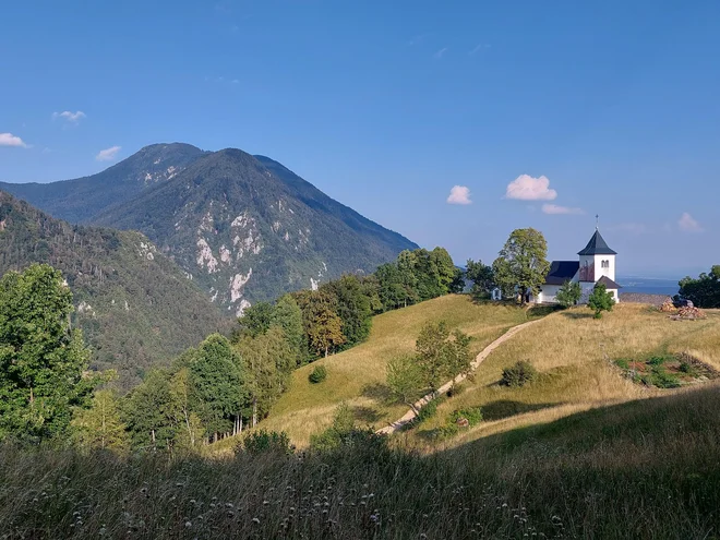 Sv. Peter, očarljiva razgledna točka na koncu etape Jesenice–Begunje FOTO: Dragica Jaksetič
