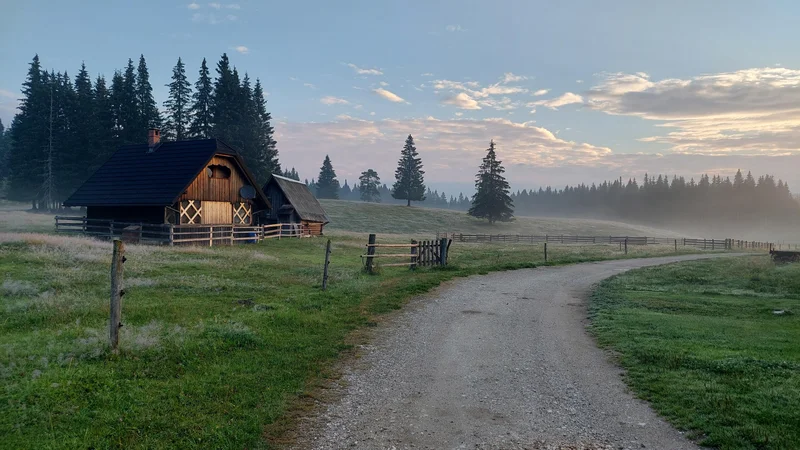Fotografija: Idilične podobe daljinske pohodne poti, ki je dobila tudi kolesarsko različico. FOTO: Dragica Jaksetič
