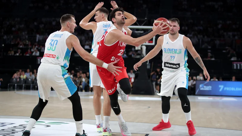 Fotografija: Furkan Korkmaz je povzročil veliko težav Zoran Dragiču, Vlatku Čančarju in Luki Dončiću. FOTO: TBF
