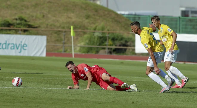 Gregor Bajde (v sredini) je v prejšnji sezoni igral za Bravo, zdaj pa je med aduti celjskega moštva. FOTO:&nbsp;Jože Suhadolnik/Delo
