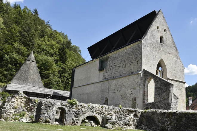Pomična streha cerkvi dodaja sodoben arhitekturni akcent, ki ima tako tehnični kot estetski in praktični pomen. FOTO: Peter Rak
