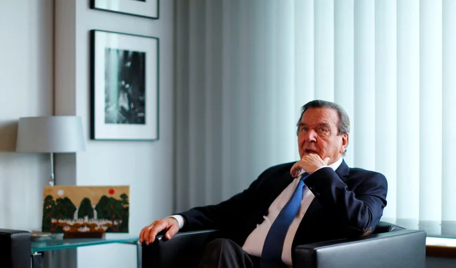 Nekdanji kancler Gerhard Schröder je zahteval od države, da mu vrne pisarno in asistente, ki so mu jih odtegnili maja. FOTO: Fabrizio Bensch/Reuters
