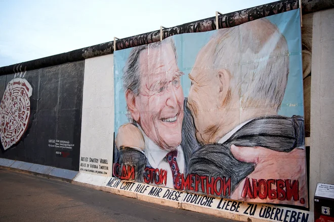 Ljubi Bog, pomagaj mi preživeti to ljubezen, piše pod grafitom v Berlinu.FOTO: Reuters
