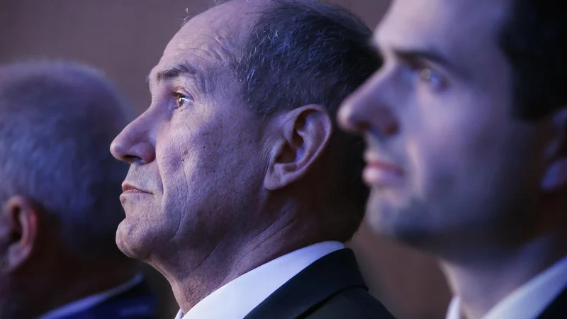 Fotografija: SDS ima v tem mandatu tri poslanske glasove premalo, da bi sami zahtevali ustanovitev preiskovalne komisije, zato bodo pomoč morali poiskati pri Mateju Toninu. FOTO: Jure Eržen/Delo