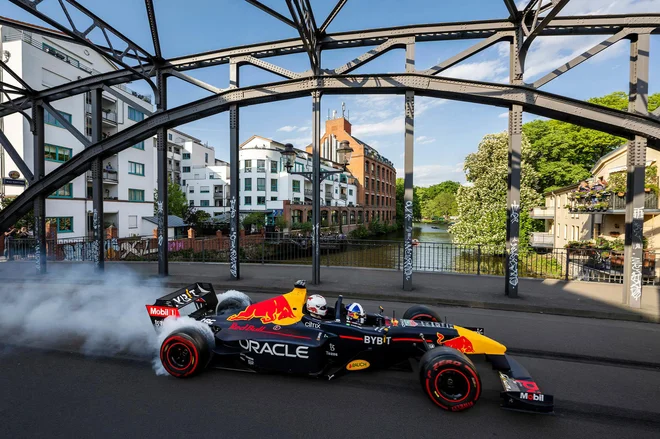 David Coulthard in Emil Forsberg na ulicah Leipziga. FOTO: Joerg Mitter/Red Bull 