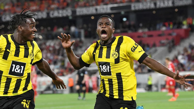 Fotografija: Novi angleški as v dresu črno-rumenih iz Dortmunda, Jamie Bynoe-Gittens (levo) proslavlja ob Youssoufi Moukokoju po golu na gostovanju pri Freiburgu. FOTO: Thomas Kienzle/AFP