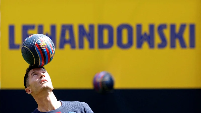 Fotografija: Robert Lewandowski med predstavitvijo na Camp Nouu, čigar polno ime je zdaj Spotify Camp Nou, svež kapital z naslova prodaje imena kultnega nogometnega objekta pa je ravno tako ublažil finančno krizo pri katalonskem ponosu. FOTO: Albert Gea/Reuters