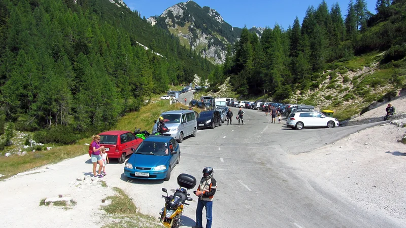 Fotografija: Turizem dela zgago na Vršiču. FOTO: Samec Blaž/Delo