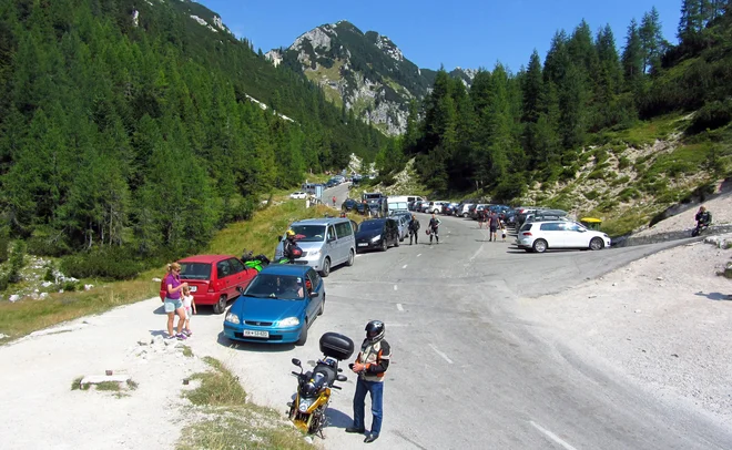 Turizem dela zgago na Vršiču. FOTO: Samec Blaž/Delo

