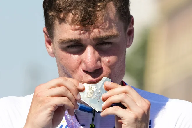 Fabio Jakobsen poljublja zlato münchensko kolajno. FOTO: Soeren Stache/AFP
