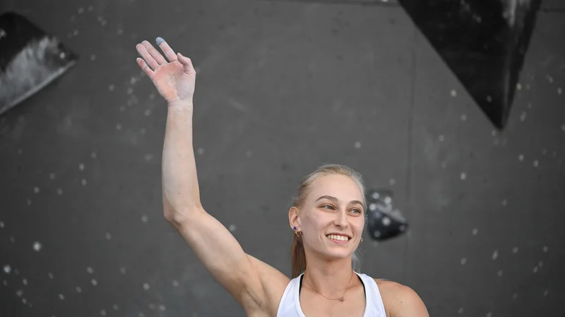 Fotografija: Janja Garnbret pozdravlja gledalce na nedeljski preizkušnji. FOTO: Tobias Schwarz/AFP