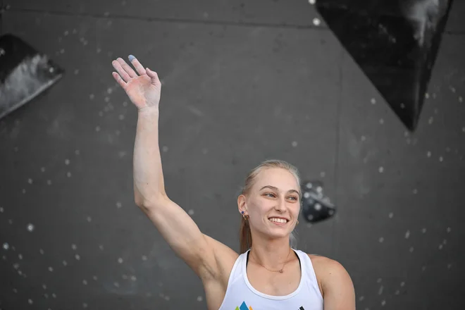 Janja Garnbret pozdravlja gledalce na nedeljski preizkušnji. FOTO: Tobias Schwarz/AFP
