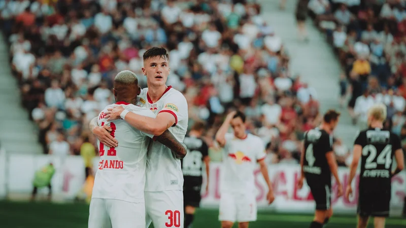 Fotografija: Benjamin Šeško proslavlja s podajalcem za njegov zadetek za 2:0, Brazilcem Fernandom. FOTO: Florian Schroetter/FC Red Bull Salzburg
