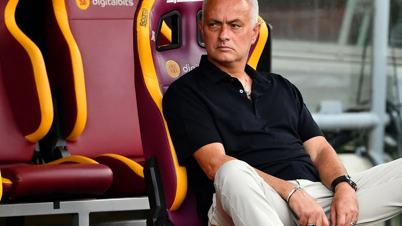 Fotografija: Jose Mourinho, trener Rome, čaka na klopi rimskega olimpijskega štadiona pred avgustovsko predstavitvijo članskega moštva in prijateljsko tekmo s Šahtarjem iz Donecka. FOTO: Isabella Bonotto/AFP