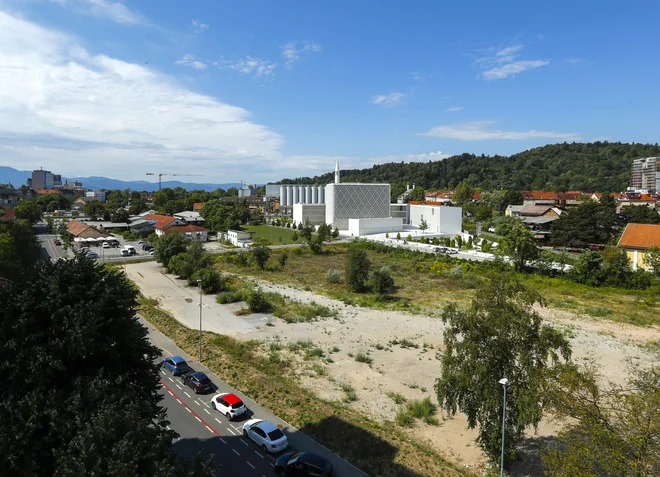 Javne uslužbence bi v prihodnjih štirih letih lahko preselili v nov državni objekt na območju Parmove.&nbsp;FOTO: Matej Družnik/Delo
