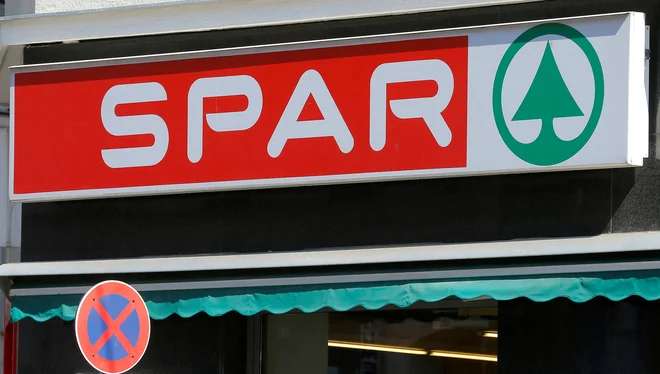 Spar zmanjšuje število ur zunanje osvetlitve trgovin v več kot 1500 trgovinah po Avstriji. FOTO: Heinz-Peter Bader/Reuters
