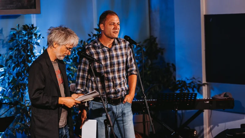 Fotografija: Krzysztof Siwczyk (desno) s pesnikom, prevajalcem in prijateljem Primožem Čučnikom na festivalu Izrekanja v Celju. FOTO: LR Photography