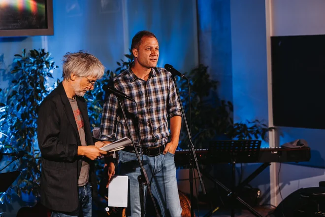 Krzysztof Siwczyk (desno) s pesnikom, prevajalcem in prijateljem Primožem Čučnikom na festivalu Izrekanja v Celju. FOTO: LR Photography
