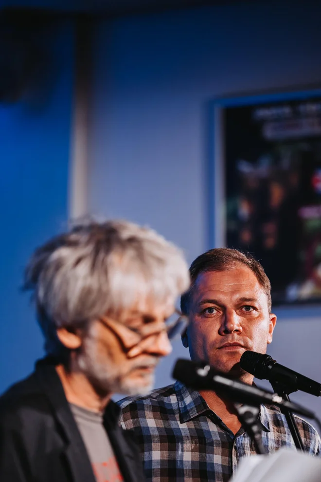 Krzysztof Siwczyk (desno): »Biti kritik sveta pa je osnovna smer pesnikov v vseh časih.« FOTO: LR Photography
