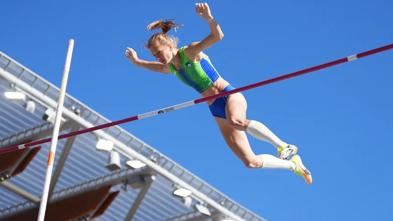 Fotografija: Tina Šutej med skokom s palico FOTO: Aleksandra Szmigiel/Reuters