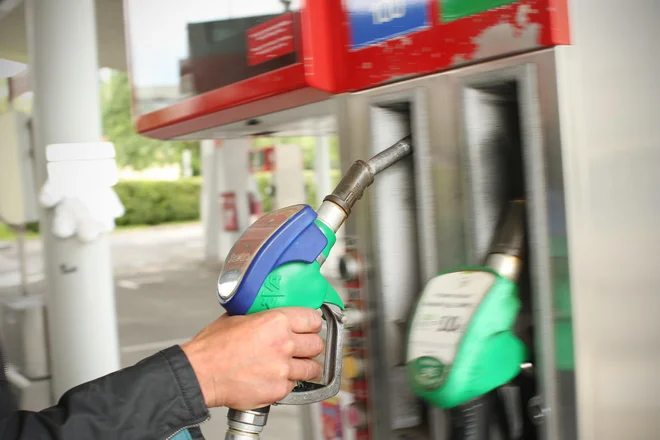 Večji bi bili padci, če vmes vlada z 2. avgustom ne bi v ceno spet vključila dajatve za obremenjevanje okolja z emisijo ogljikovega dioksida, s 17. avgustom pa še prispevka za energetsko učinkovitost za pogonska goriva. FOTO: Jure Eržen/Delo
