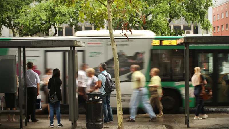 Fotografija: Četrtina gospodinjstev je kot glavni razlog za zvišanje dohodkov navedla zvišanje socialnih prejemkov, petina pa zvišanje plače. Na drugi strani pa je bil glavni razlog za znižanje dohodka znižanje plače, in sicer v 18 odstotkih znižanje plače. FOTO: Jure Eržen/Delo