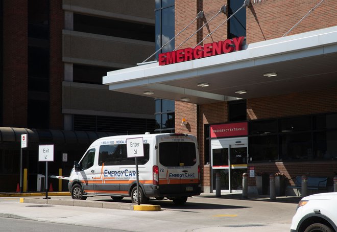 Pisatelja so po napadu oskrbeli v kirurškem centru UPMC Hamot Surgery Center v mestu Erie. FOTO: Jorge Uzon/AFP
