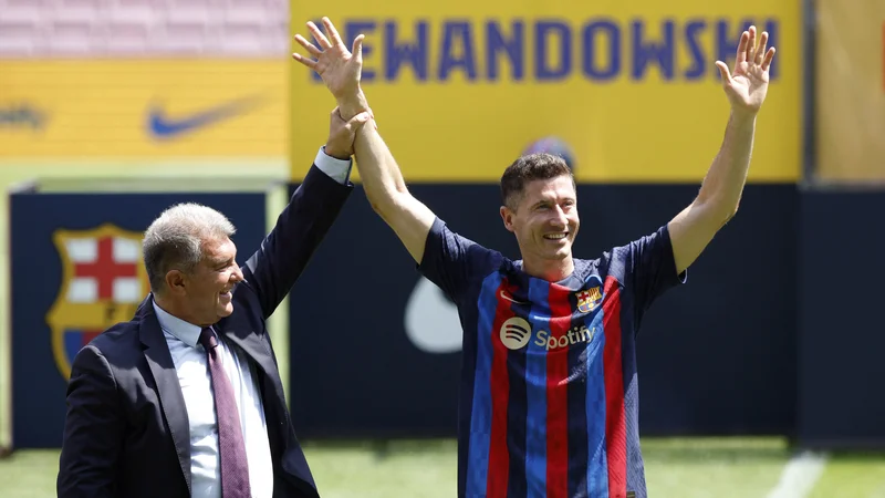 Fotografija: Predsednik Barcelone Joan Laporta in prva okrepitev Robert Lewandowski. FOTO: Albert Gea/Reuters
