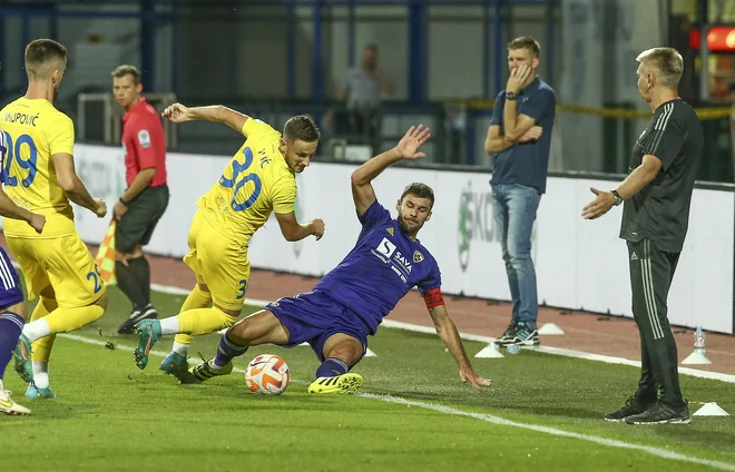 Potem ko je nogometašem Maribora spodrsnilo tudi v Domžalaj, je zdaj pred njimi zelo pomemben četrtkov evropski dvoboj. FOTO: Jože Suhadolnik/Delo
