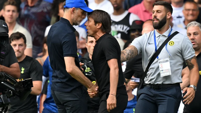 Fotografija: Na Stamford Bridgeu bi Antonio Conte (desno), ki je s Chelseajem pred petimi leti osvojil tudi državni naslov, v vlogi trenerja Tottenhama skoraj fizično obračunal s Thomasom Tuchlom. FOTO: Glyn Kirk/AFP
