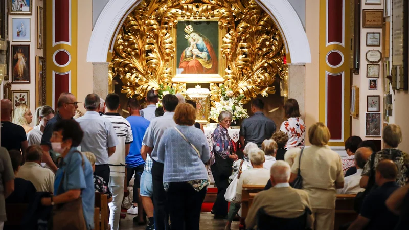 Na Brezje je prišlo precej več ljudi kot prejšnje leto, ko je praznik potekal v luči epidemioloških omejitev. FOTO: Matej Družnik/Delo