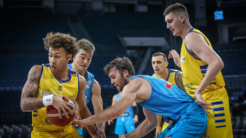 Fotografija: Mike Tobey (v sredini) se postopno vrača v tekmovalno formo, mladi Žiga Samar (v ozadju) se še vedno bori za pot na EP. Foto TBF