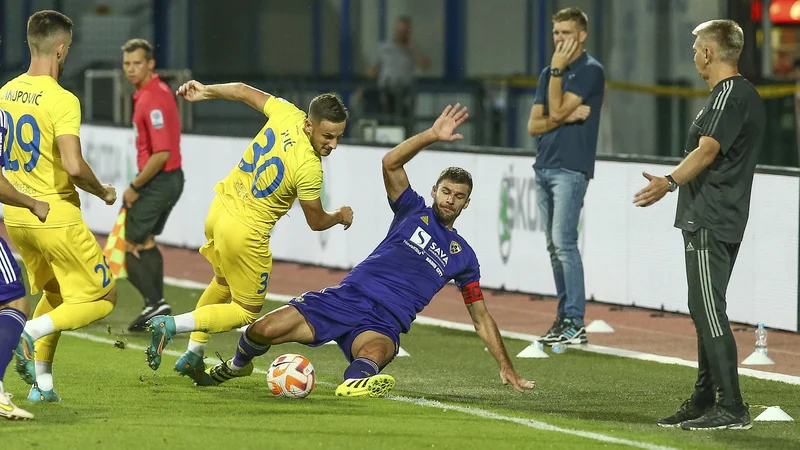 Fotografija: Izkušeni mariborski adut Rok Kronaveter (v drsečem štartu, v ozadju desno Simon Rožman, skrajno desno Radovan Karanović) je priznal, da tako ne gre več naprej. FOTO: Jože Suhadolnik