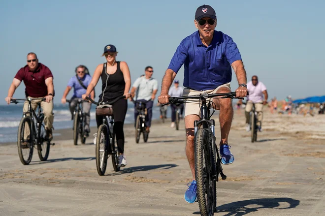 Ameriški predsednik Joe Biden je obletnico katastrofalnega umika iz Afganistana pričakal na družinskem oddihu v Južni Karolini. Foto Joshua Roberts/Reuters
