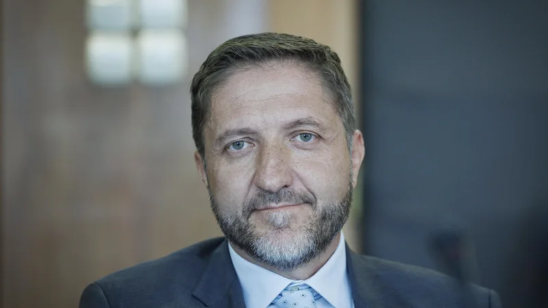 Fotografija: Hitro spreminjanje davčnih predpisov, ki jih predlaga minister Klemen Boštjančič, je tudi svojevrstna nezaupnica več kot štiri tisoč uslužbencem ministrstva za finance, ki so pripravili tako veljavne davčne predpise, kot tudi njihov preklic. FOTO: Jože Suhadolnik/Delo