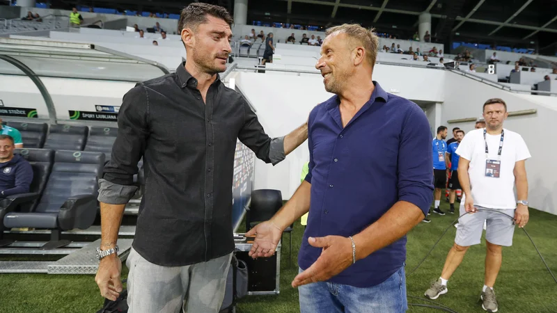 Fotografija: Albert Riera (levo) se je s svojimi varovanci veselil nove zmage, Miran Srebrnič se je jezil zaradi enajstmetrovke, ki jo je sodnik dosodil Olimpiji. FOTO: Matej Družnik/Delo