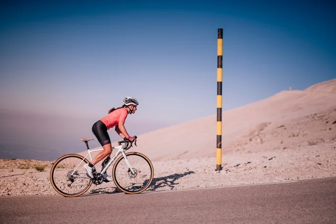 Slednji položaj je namenjen, ko kolesarimo počasneje ali ko smo na pedalih, kar se opiše takrat, ko zadnjica zapusti sedež in poganjamo v stoje. FOTO: Arhiv Polet/Scott&nbsp;
