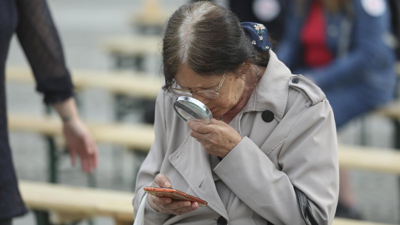 Fotografija: Pri Zvezi potrošnikov Slovenije so pred leti opozorili operaterje, naj povečajo ponudbo telefonov za starejše, a te na trgu še niso zaznali. FOTO: Jože Suhadolnik/Delo
