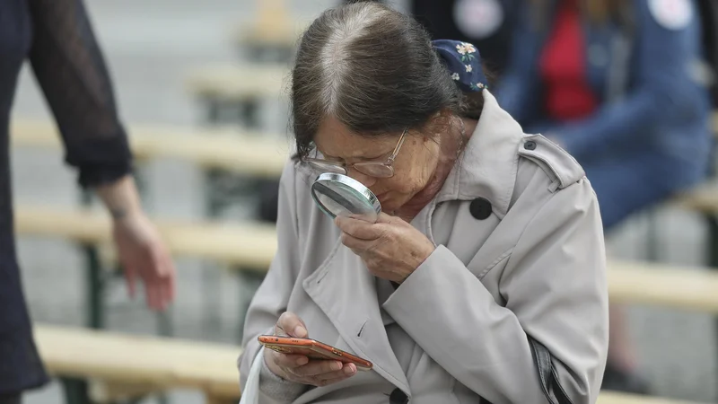 Fotografija: Pri Zvezi potrošnikov Slovenije so pred leti opozorili operaterje, naj povečajo ponudbo telefonov za starejše, a te na trgu še niso zaznali. FOTO: Jože Suhadolnik/Delo